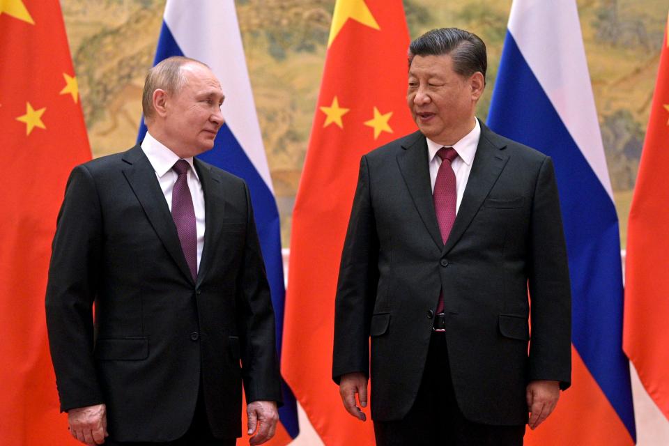 Kremlchef Wladimir Putin und Chinas Staatsführer Xi Jinping bei einem Treffen in Peking im Februar – 20 Tage später überfiel Russland die Ukraine. - Copyright: picture alliance/AP/Alexei Druzhinin