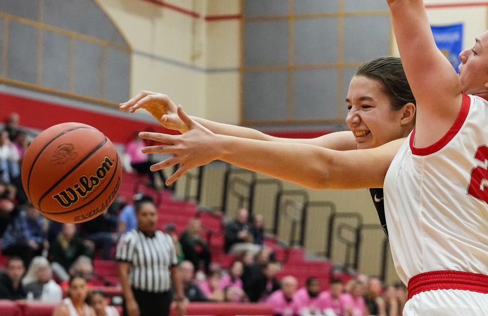 Zionsville Eagles forward Brooke Karesh (55) reaches for the ball Tuesday, Nov. 21, 2023, during the game at Fishers High School in Fishers. The Fishers Tigers defeated the Zionsville Eagles, 46-38.