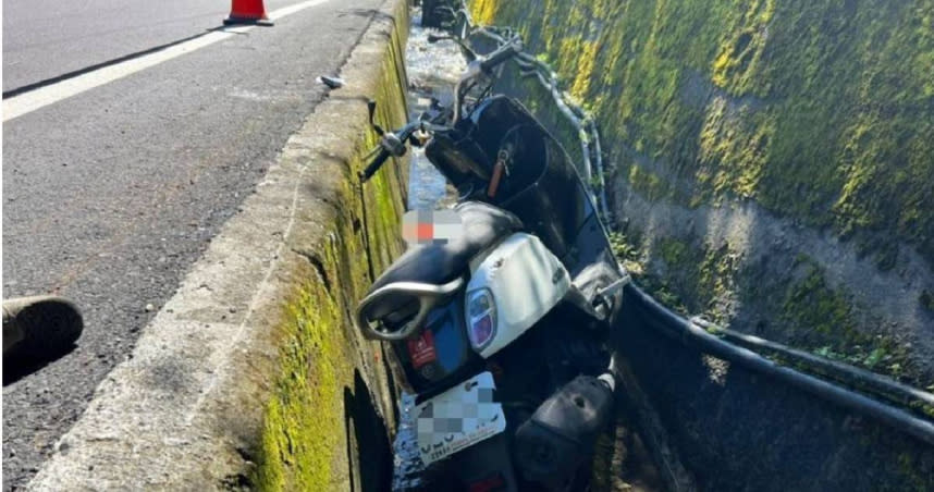 機車不慎打滑車上2人噴飛，先撞上山壁後再掉入路邊水溝內，導致16歲陳姓騎士頭部受到重創當場死亡，後座乘客則僅受輕傷，確切事故原因仍待進一步調查釐清。（圖／民眾提供）