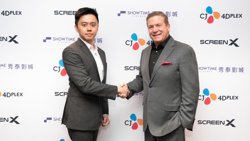 秀泰集團副總經理廖偉翔（左）和CJ 4DPLEX 海外法人北美公司首席執行長Don Savant簽約。（圖／秀泰影城提供）