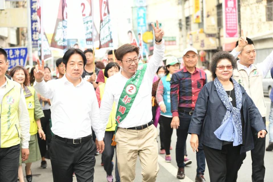 民進黨籍候選人郭國文在前行政院長賴清德及台南市長黃偉哲的陪同下，一早8時許便前去投票。圖為投票前夕郭國文徒步拜票。   圖：翻攝自 郭國文臉書 (資料照片)