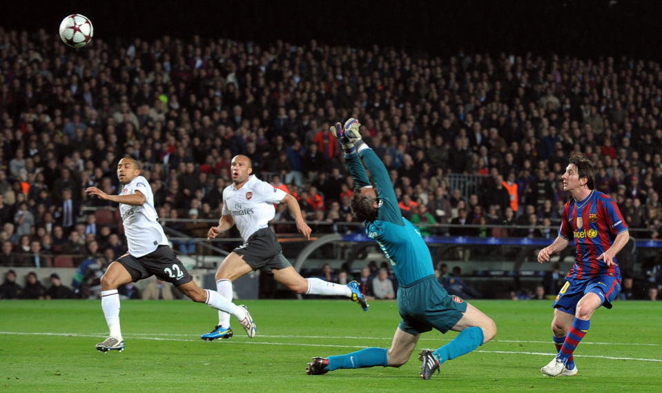 Messi chips Arsenal's Manuel Almunia to score (ADRIAN DENNIS/AFP/Getty Images)