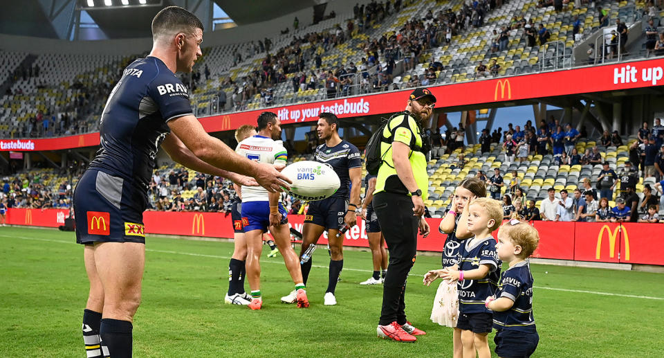 La star del North Queensland Chad Townsend è raffigurata con i suoi figli dopo una partita della National Rugby League.