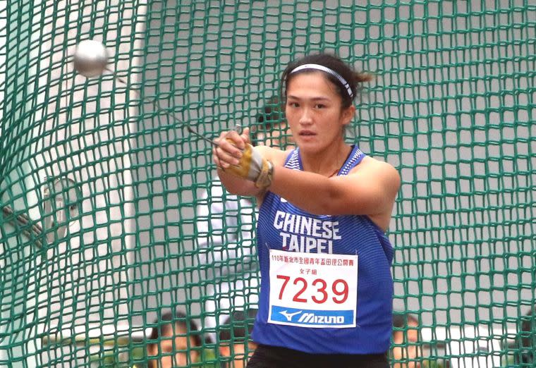 奧運培訓隊余雅倩以創最佳的61.28破大會，只差女子鏈球全國紀錄26公分。林嘉欣／攝影。
