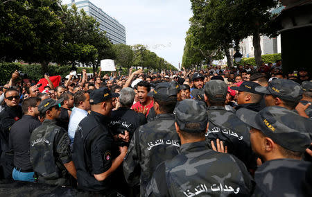 Tunisians demonstrating in support of the protesters of El Kamour oilfield, near the town of Tatouine, clash with riot police officers on Habib Bourguiba Avenue in Tunis, Tunisia May 22, 2017. REUTERS/Zoubeir Souissi