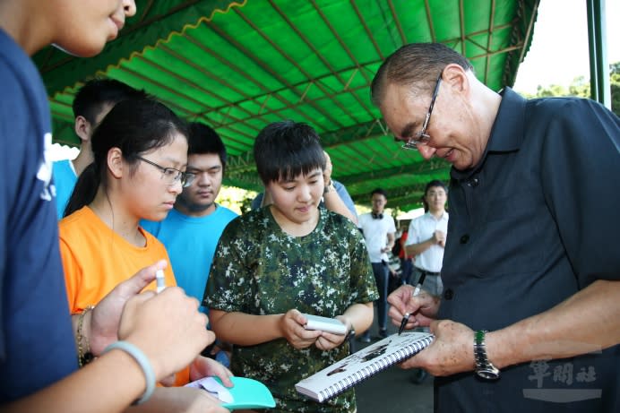 國防部長馮世寬7日受到參訪的青年學子歡迎，紛紛索取「大鵬部長」簽名。（軍聞社記者李一豪攝）