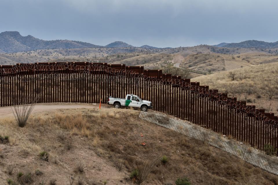 A Border Patrol officer sits inside his car as he guards the U.S./Mexico border fence, in Nogales, Ariz., on Feb. 9, 2019. (Photo: Ariana Drehsler/AFP/Getty Images)