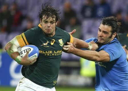 Rugby Union - Rugby Test - Italy v South Africa - Artemio Franchi stadium, Florence, Italy - 19/11/16. Italy's Luke McLean in action against South Africa's Francois Venter. REUTERS/Alessandro Bianchi