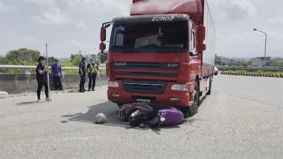 婦人騎車併行大貨車　轉彎遭捲進車底！目擊駕駛大叫：完蛋了