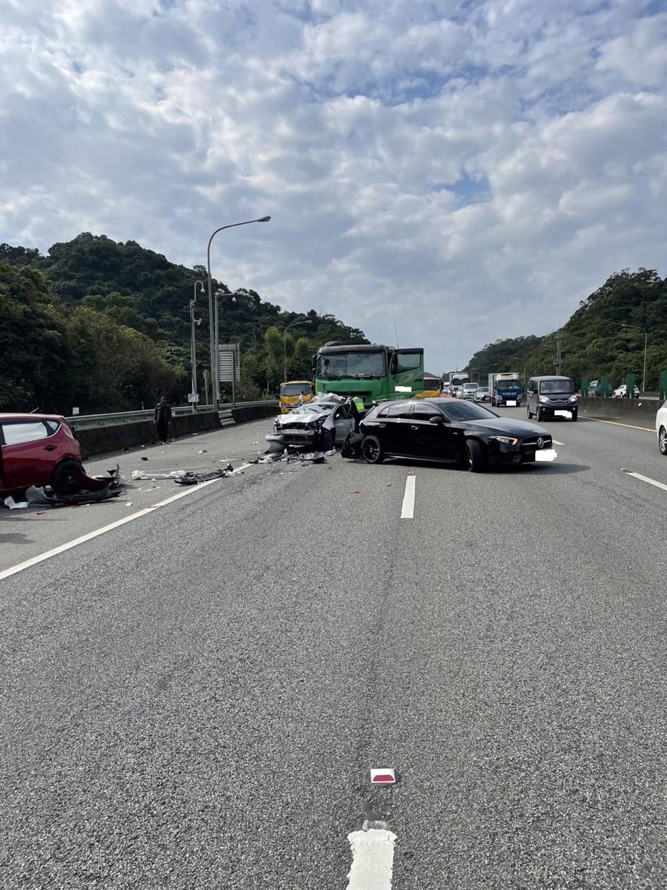 聯結車追撞連環車禍共造成8人受傷，現場一片狼藉。（翻攝畫面）