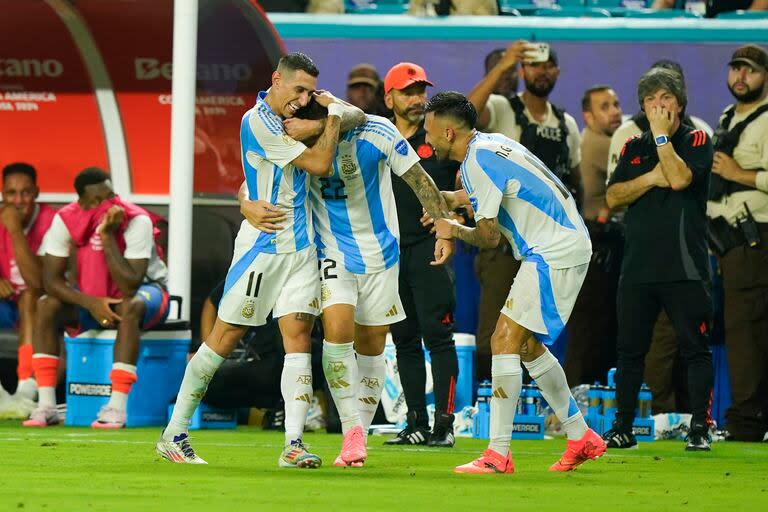 El saludo de Ángel Di María a Lautaro Martínez.