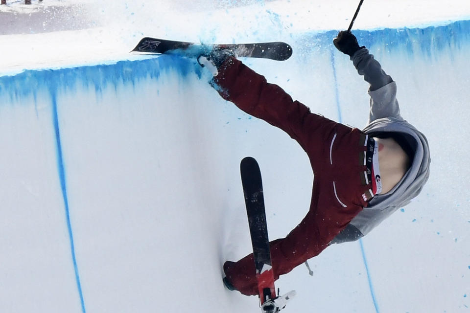Torin Yater-Wallace of the United States crashes into the lip of the halfpipe at the Games in Pyeongchang. (Photo: David Ramos via Getty Images)