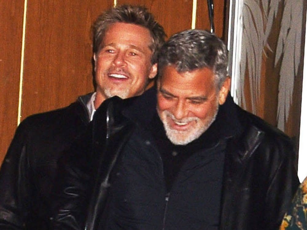 Großartige Stimmung: Am Set ihres neuen Films "Wolves" haben Brad Pitt (li.) und George Clooney (re.) sichtlich Spaß. (Bild: imago/Cover-Images)