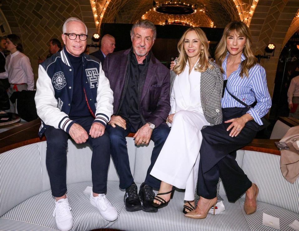 Tommy Hilfiger, Sylvester Stallone, Dee Hilfiger, Jennifer Flavin στην πρώτη σειρά στο σόου του Hilfiger φθινόπωρο-χειμώνα 2024 (Matteo Prandoni/BFA.com)