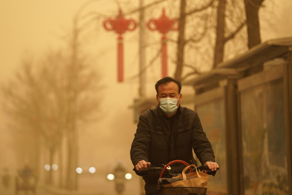 <p>La capitale cinese si è svegliata in una inquietante nebbia giallastra. E' il risultato dello smog e della più grande tempesta di sabbia - arrivata dalla Mongolia - che ha investito la metropoli in quasi un decennio. (AP Photo/Ng Han Guan)</p> 