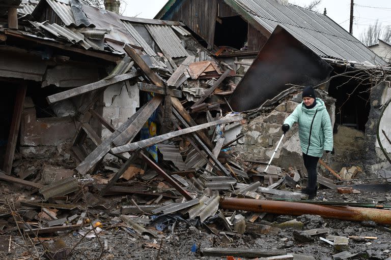 Una mujer cerca de los escombros de su casa tras el bombardeo ruso en Kurakhove, región de Donetsk, Ucrania, jueves 8 de diciembre de 2022. 