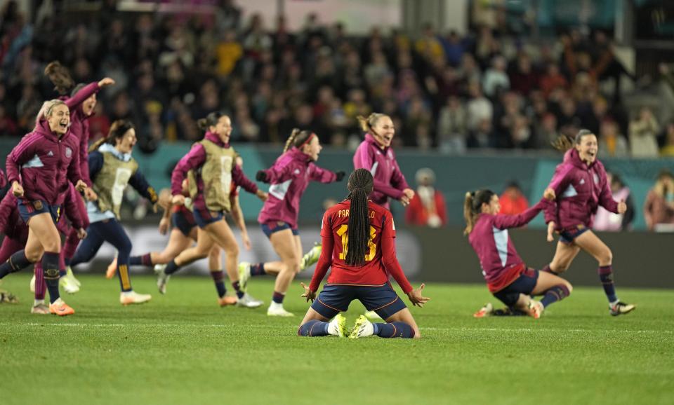 Spain's Salma Paralluelo, center, and her team celebrate after winning the Women's World Cup semifinal soccer match between Sweden and Spain at Eden Park in Auckland, New Zealand, Tuesday, Aug. 15, 2023. (AP Photo/Alessandra Tarantino)