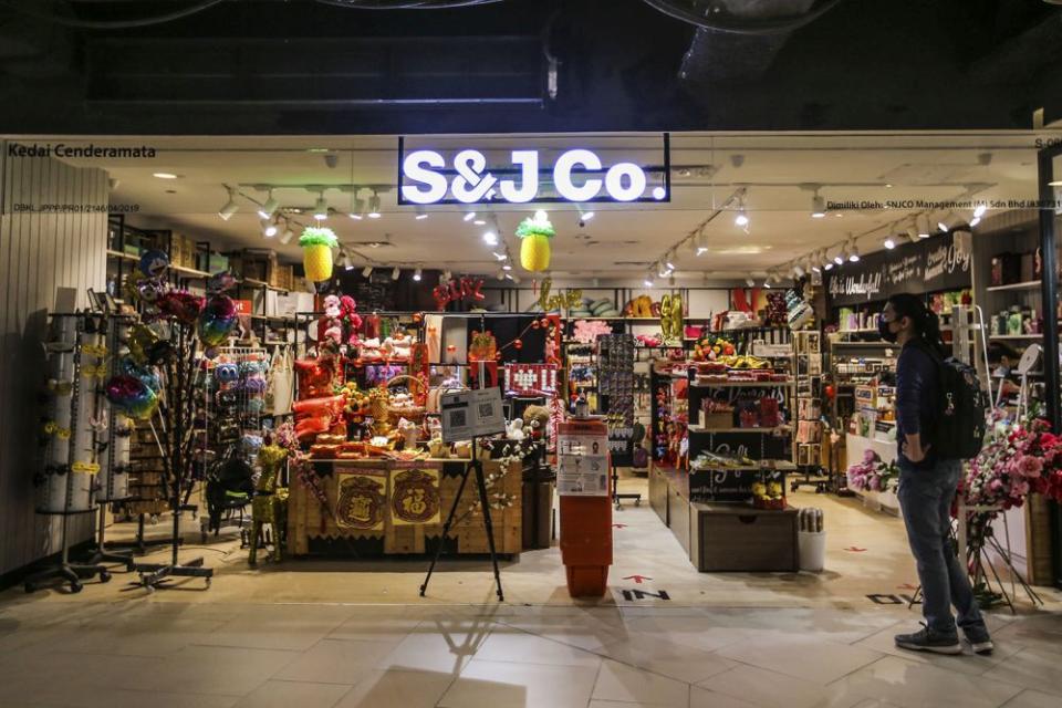 Gift store S&amp;J Co. is seen operating in the near-empty Mid Valley Megamall in Kuala Lumpur January 14, 2020. — Picture by Hari Anggara