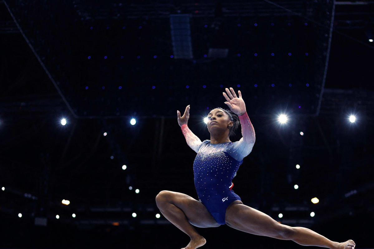 Simone Biles leads U.S. women to seventh consecutive team title at  gymnastics world championships - CBS News