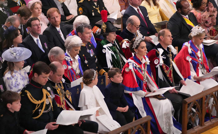 Harry, desplazado a la tercera fila en la coronación