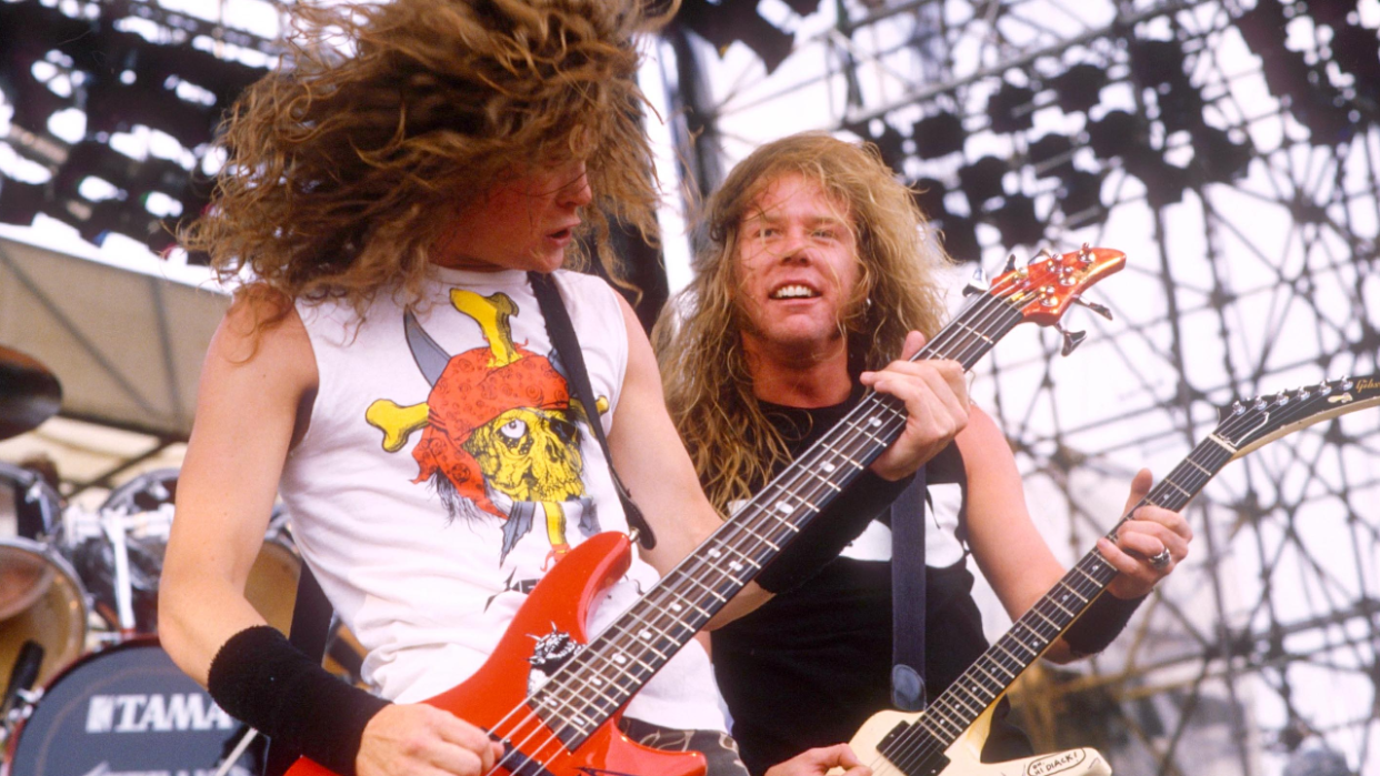  Jason Newsted and james Hetfield onstage in 1987. 
