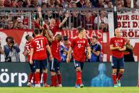 <p>Und hoch. Und hoch. Und hoch. Die Bayern-Stars lassen Schweini hochleben. </p>