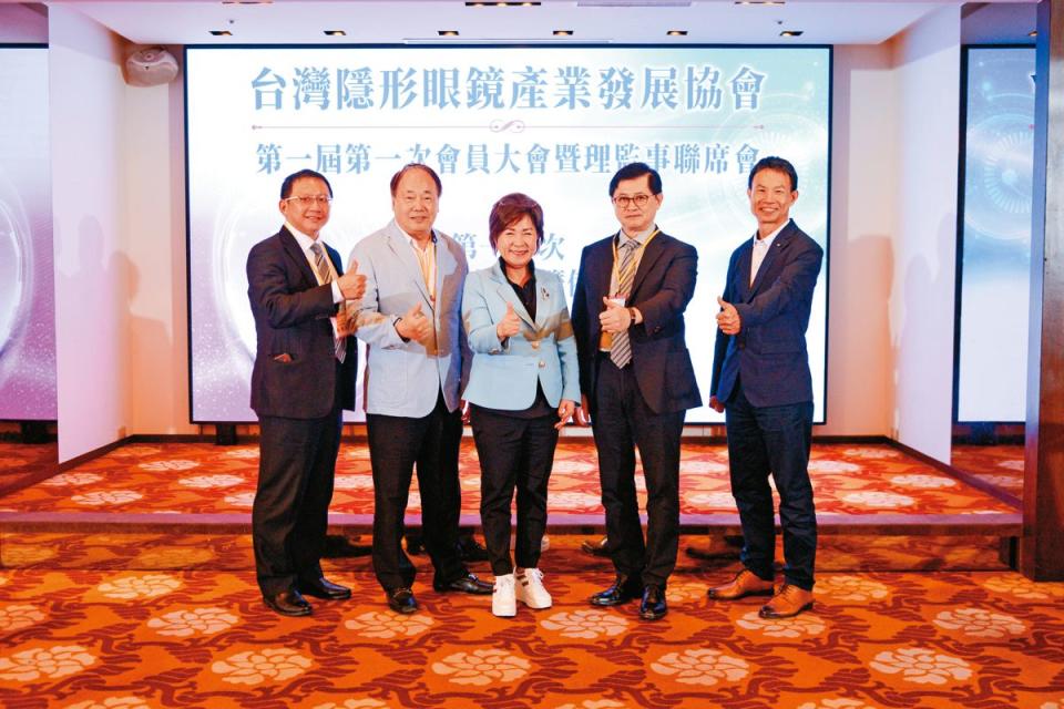 瞄準帶藥隱形眼鏡這塊新藍海，台灣隱形眼鏡產業發展協會今年成立，合力搶灘。右2為首屆理事長童子賢。（晶碩提供）