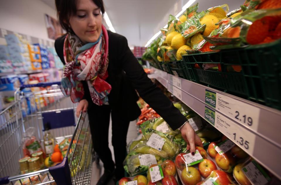 Der Trend, sich vegan zu ernähren, ist auch an Aldi nicht vorübergegangen. Die Kette nimmt laut "Huffington Post" immer mehr vegane Produkte in ihr Sortiment auf. Zudem erklärte der Discounter, mehr auf das Wohl der Tiere achten zu wollen. Kaninchen und Hummer sollen ebenso verschwinden wie Eier aus Käfighaltung.