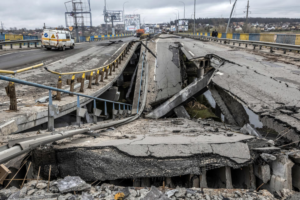 Los restos de un puente bombardeado en el río Irpín, en Bucha, Ucrania, cerca de Kiev, el 17 de abril de 2022. (Daniel Berehulak/The New York Times)