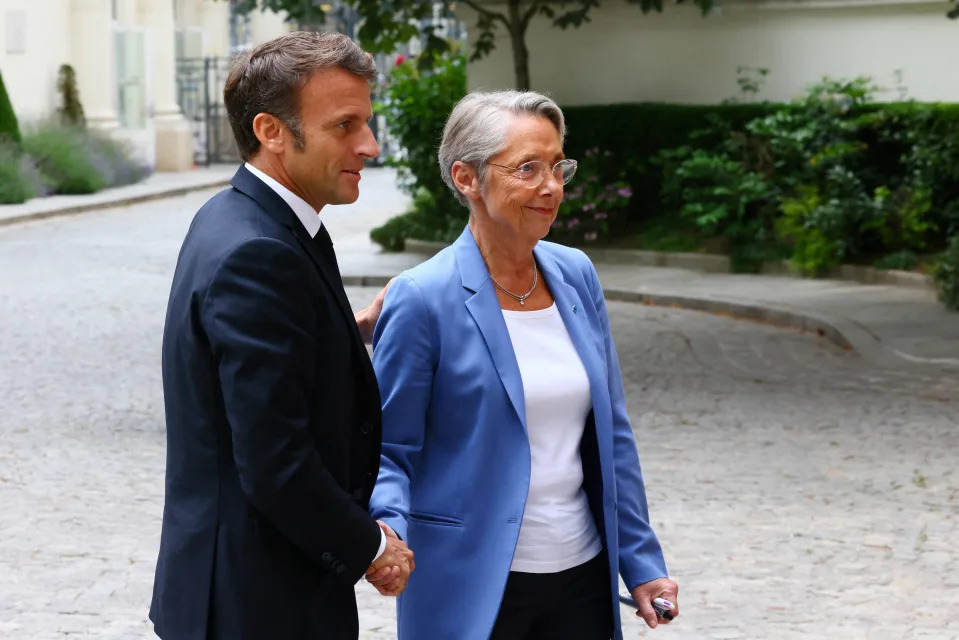 Emmanuel Macron et Elisabeth Borne lors d&#x002019;une r&#xe9;union &#xe0; Paris le 30 juin 2023