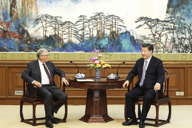 Bill Gates y Xi Jinping, en su encuentro en Pekín. (Yin Bogu/Xinhua via AP)