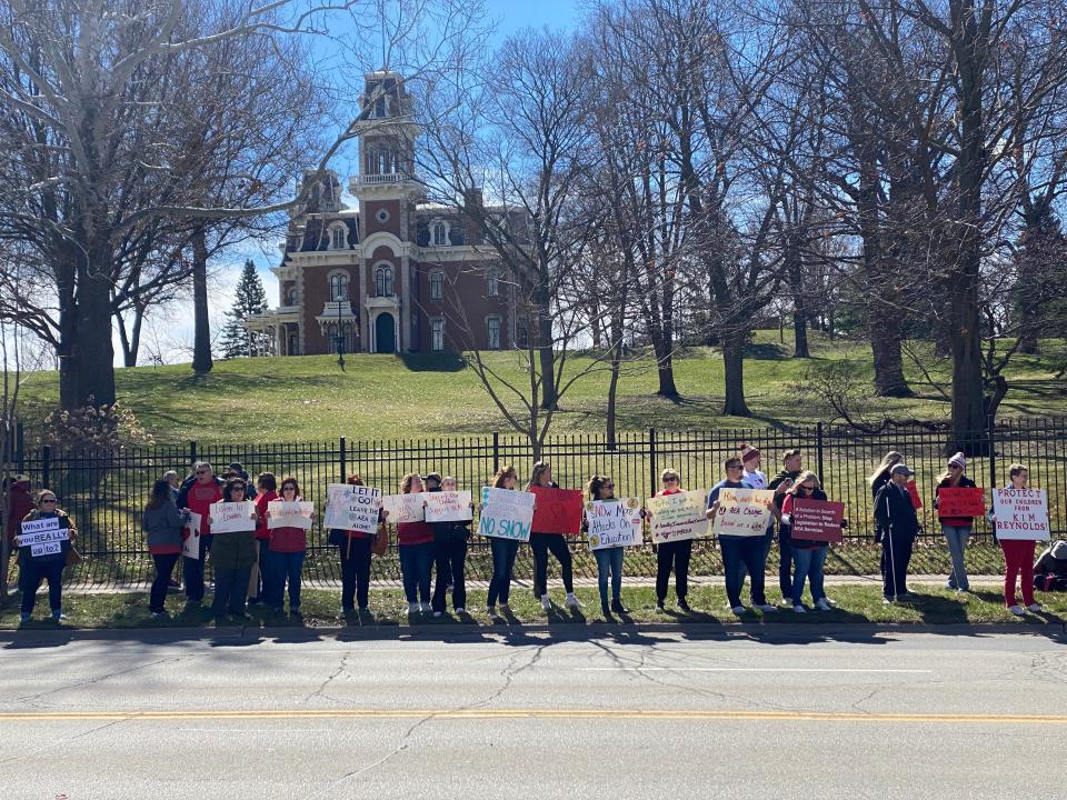 Over 100 Iowans Decry Kim Reynolds Policies In Protest Outside Governors Mansion 