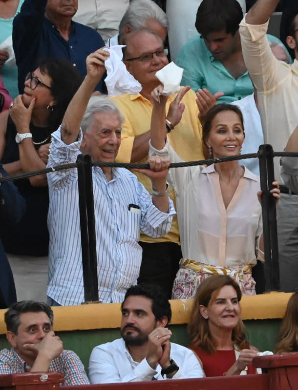 Isabel Preysler y Mario Vargas Llosa en los toros en Estepona