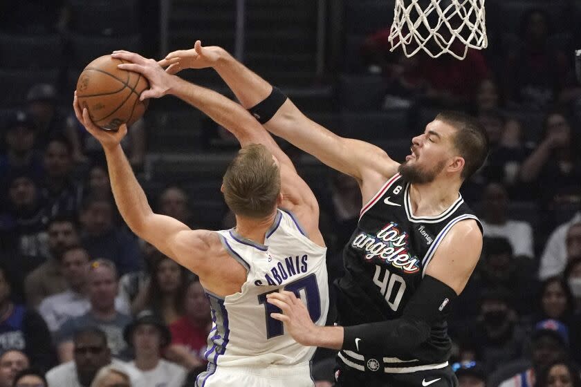 Sacramento Kings forward Domantas Sabonis, left, shoots as Los Angeles Clippers center Ivica Zubac defends during the first half of an NBA basketball game Saturday, Dec.  3, 2022, in Los Angeles.  (AP Photo/Mark J. Terrill)