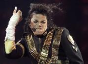 <p>Michael Jackson llegó a tener una fortuna de 500 millones de dólares, pero los últimos años de su vida no fueron nada fáciles. Y es que tras algunas malas inversiones (como la compra de Neverland por 27 millones) y sus conocidos gustos extravagantes, sus asesores reconocieron en 2003 que estaba arruinado y no podía hacer frente a sus deudas. (Foto: Stringer / Reuters). </p>