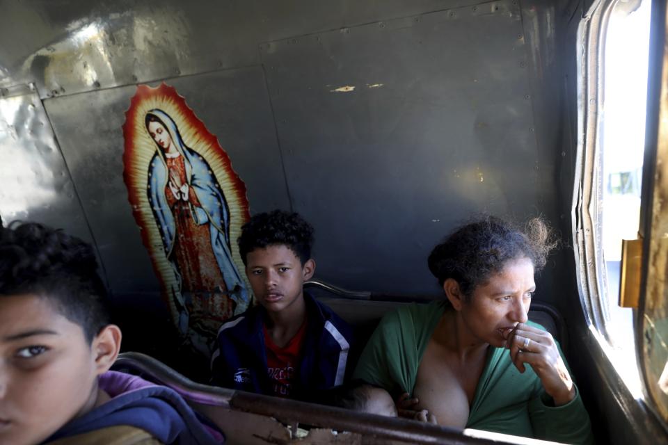 Los migrantes de la caravana de América Central que esperan llegar a Estados Unidos observan desde un autobús en La Concha, México, el miércoles 14 de noviembre de 2018. (AP Foto/Rodrigo Abd)