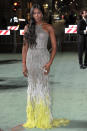 <p>Model-Ikone Naomi Campbell führte bei den Fashion Awards eine Traumrobe im Ombre-Look aus: Das Kleid bestach durch seinen Farbverlauf von Silber zu Gelb, der durch Glitzerdetails und Federn unterstrichen wurde. (Bild: Splash News) </p>