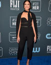 <a href="https://www.elle.fr/People/Tapis-rouge/Evenements/Jennifer-Lopez-Charlize-Theron-Renee-Zellweger-les-plus-belles-robes-des-Critics-Choice-Awards-2020#xtor=AL-541" rel="nofollow noopener" target="_blank" data-ylk="slk:Voir la suite des photos sur ELLE.fr;elm:context_link;itc:0;sec:content-canvas" class="link ">Voir la suite des photos sur ELLE.fr</a><br><h3> A lire aussi </h3><ul><li><a href="https://www.elle.fr/People/Tapis-rouge/Evenements/Jennifer-Lopez-et-Alex-Rodriguez-couple-sublime-sur-le-tapis-rouge-du-Palm-Spring-Festival#xtor=AL-541" rel="nofollow noopener" target="_blank" data-ylk="slk:Jennifer Lopez et Alex Rodriguez, couple sublime sur le tapis rouge du Palm Springs Festival;elm:context_link;itc:0;sec:content-canvas" class="link ">Jennifer Lopez et Alex Rodriguez, couple sublime sur le tapis rouge du Palm Springs Festival</a></li><li><a href="https://www.elle.fr/People/Tapis-rouge/Evenements/Jennifer-Lopez-Leonardo-DiCaprio-Daniel-Craig-Les-stars-se-pressent-a-Toronto#xtor=AL-541" rel="nofollow noopener" target="_blank" data-ylk="slk:Jennifer Lopez, Leonardo DiCaprio, Daniel Craig… Les stars se pressent à Toronto;elm:context_link;itc:0;sec:content-canvas" class="link ">Jennifer Lopez, Leonardo DiCaprio, Daniel Craig… Les stars se pressent à Toronto</a></li><li><a href="https://www.elle.fr/People/Tapis-rouge/Evenements/Emily-Ratajkowski-Bella-Hadid-Jennifer-Lopez-qui-avait-le-look-le-plus-incroyable-aux-CFDA-Awards#xtor=AL-541" rel="nofollow noopener" target="_blank" data-ylk="slk:Emily Ratajkowski, Bella Hadid, Jennifer Lopez : qui avait le look le plus incroyable aux CFDA Awards ?;elm:context_link;itc:0;sec:content-canvas" class="link ">Emily Ratajkowski, Bella Hadid, Jennifer Lopez : qui avait le look le plus incroyable aux CFDA Awards ?</a></li><li><a href="https://www.elle.fr/People/La-vie-des-people/News/Jennifer-Lopez-sa-reaction-lorsqu-elle-a-appris-qu-elle-attendait-des-jumeaux-3787882#xtor=AL-541" rel="nofollow noopener" target="_blank" data-ylk="slk:Jennifer Lopez : sa réaction lorsqu'elle a appris qu'elle attendait des jumeaux;elm:context_link;itc:0;sec:content-canvas" class="link ">Jennifer Lopez : sa réaction lorsqu'elle a appris qu'elle attendait des jumeaux</a></li><li><a href="https://www.elle.fr/Astro/Horoscope/Quotidien#xtor=AL-541" rel="nofollow noopener" target="_blank" data-ylk="slk:Consultez votre horoscope sur ELLE;elm:context_link;itc:0;sec:content-canvas" class="link ">Consultez votre horoscope sur ELLE</a></li></ul>