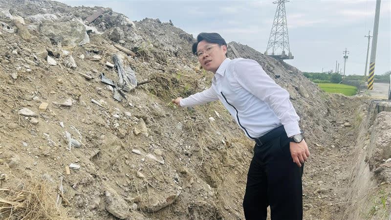 陳光軒接獲土方棄置、廢棄物濫倒等民眾陳情。（圖／翻攝自陳光軒臉書）