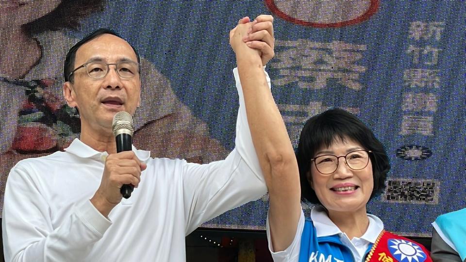 國民黨主席朱立倫出席蔡志環競選總部成立大會，期間回應國民黨發賀電祝賀中共二十大一事。   圖：國民黨文傳會/提供