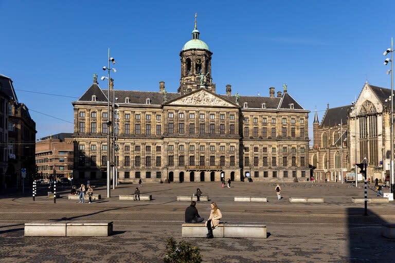 La plaza casi vacía, generalmente llena de turistas, frente al Palacio Real de Ámsterdam el 26 de marzo de 2021