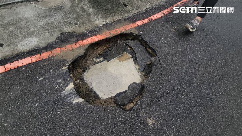 台中大里疑自來水管線漏水，導致路面坍陷出長寬約1公尺的坑洞。（圖／翻攝畫面）