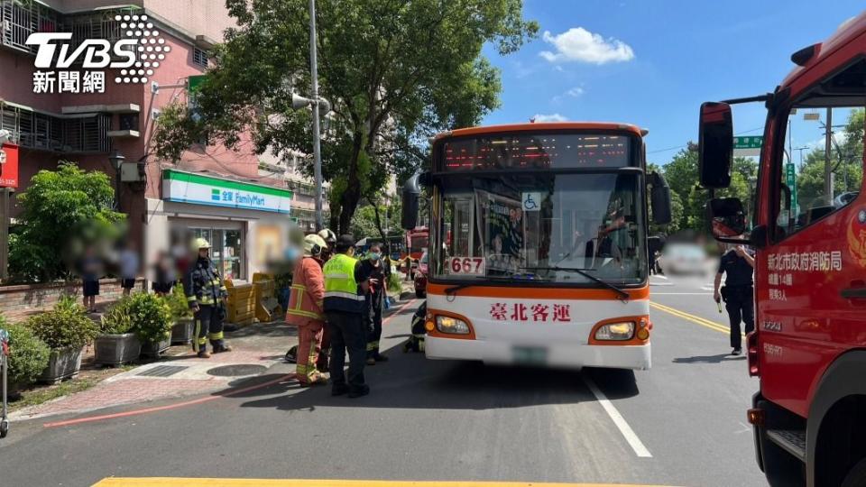 老翁被公司撞倒後受困車底。（圖／TVBS）