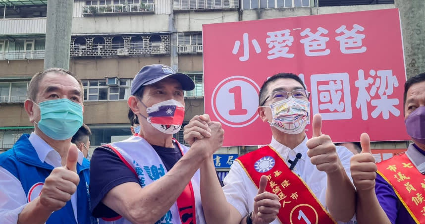 國民黨基隆市長候選人謝國樑今日與前總統馬英九合體，一同在七堵區掃街。（圖／謝國樑辦公室提供）