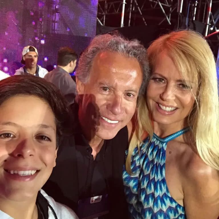 Cecilia Bolocco posa con su hijo Máximo, y su pareja Pepo Daire. Foto: Instagram Cecilia Bolocco.