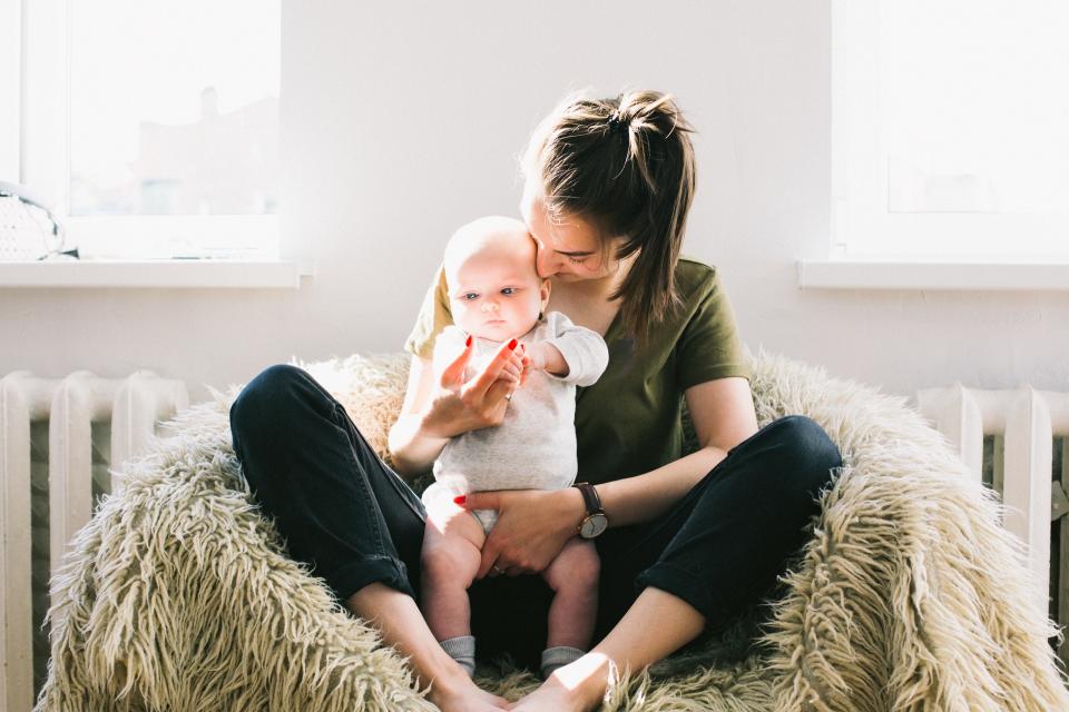 El trabajo de las mujeres que deciden abandonar su carrera laboral y cuidar de sus hijos es cada vez más valorado en la sociedad, y así lo demuestran casos como el de Lola. Foto: Daria Shevtsova via Pexels