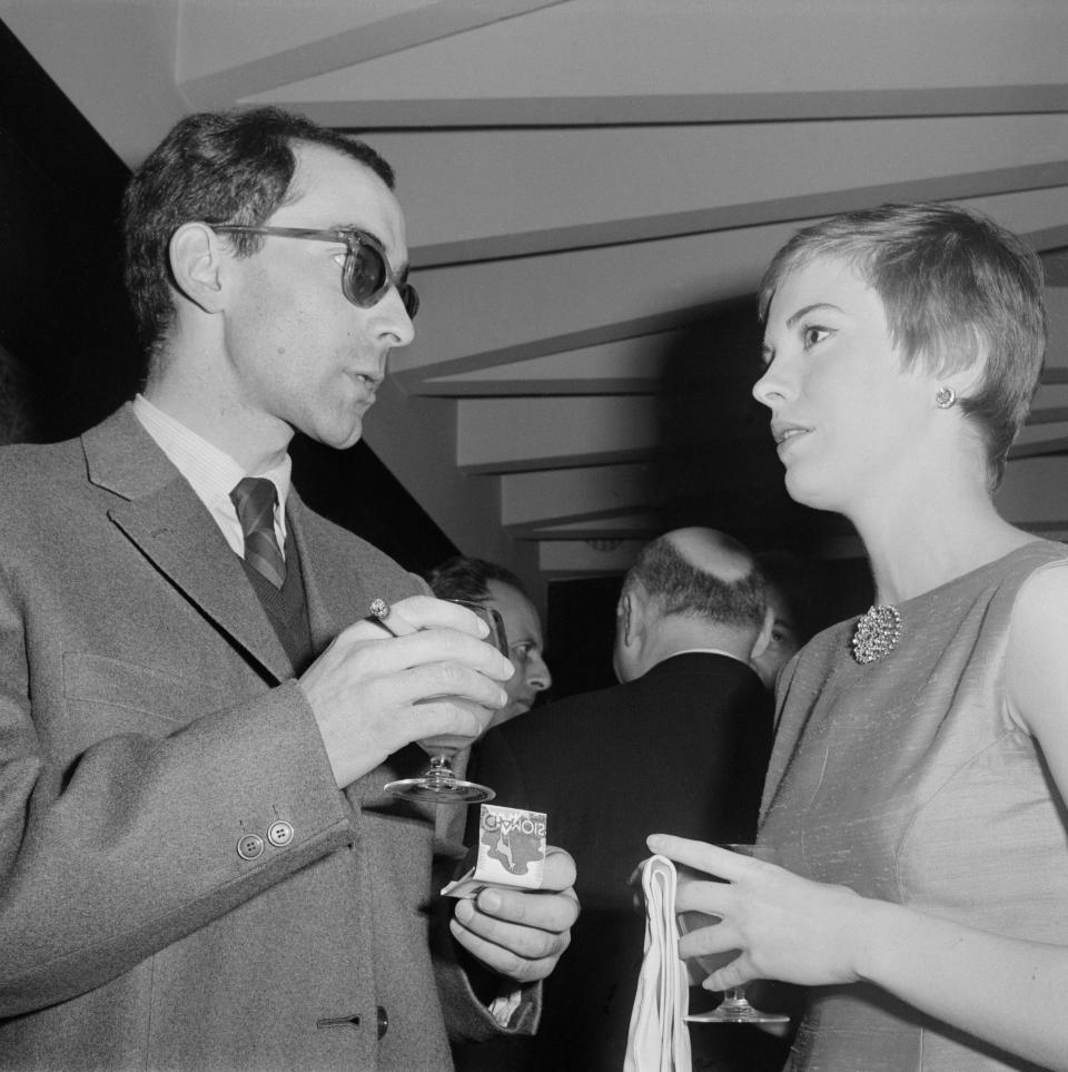 <p>Confronté au succès de son ami François Truffaut avec le triomphe des <em>Quatre Cents Coups</em> au Festival de Cannes en 1959, Jean-Luc Godard décide de se lancer dans la réalisation d’un long-métrage. En mars 1960 sort <em>À bout de souffle</em>, polar inspiré des films noirs américains, porté par Jean-Paul Belmondo et Jean Seberg. Ce premier essai est un succès critique et public, qui rassemble plus de 2,2 millions de spectateurs français. (Keystone-France/Gamma-Keystone via Getty Images )</p> 