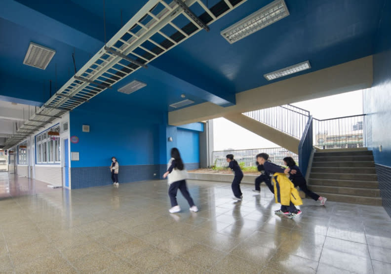 新北板橋新埔國小5層樓都有穿堂設計，讓高年級生下課10分鐘不必衝到1樓，也能充分享受到遊憩空間，提高課後活動意願。新埔國小提供。