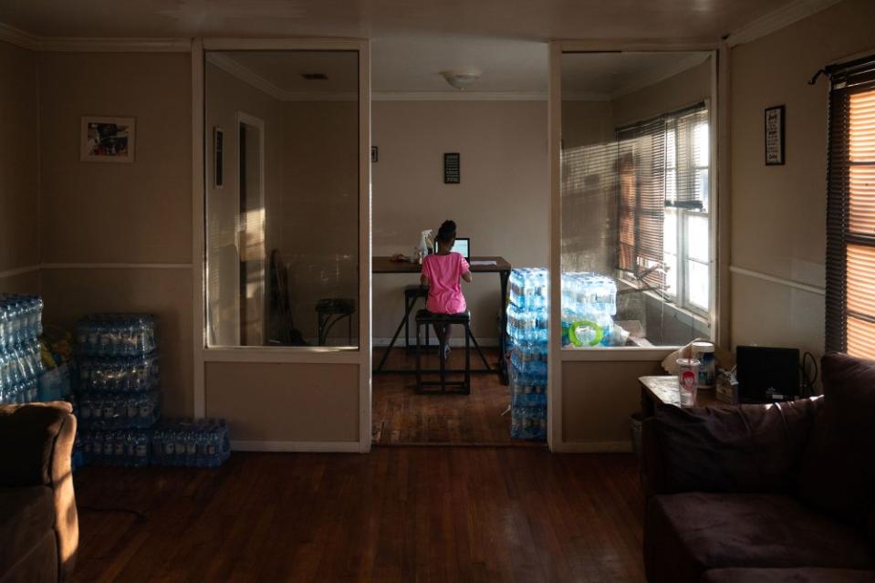 Ma’kayla Jackson uses a laptop in grandmother’s dining room in Jackson, Miss. on Jan. 5. Jackson is suffering from its third water outage in two years.<span class="copyright">Rory Doyle for The Guardian</span>