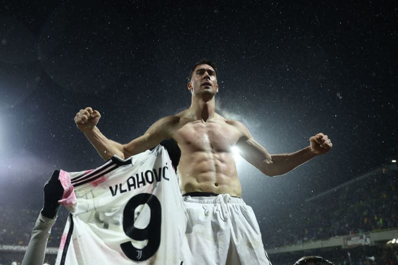 Juventus' Dusan Vlahovic celebrates after scoring his side's second goal of the game during the Italian Serie A soccer match between Salernitana and Juventus at the Arechi Stadium. Alessandro Garofalo/LaPresse via ZUMA Press/dpa